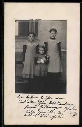 Foto-AK Drei Mädchen mit Puppe im Hof
