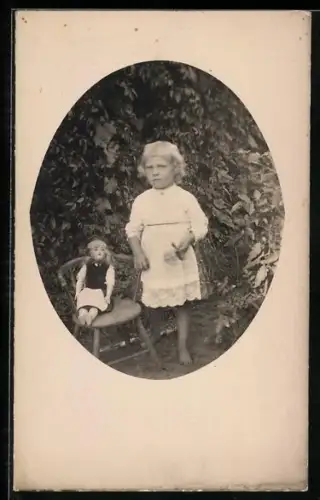 Foto-AK Kleines Mädchen Kleid mit Puppe