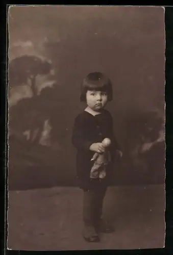 Foto-AK Kind mit seiner Puppe in Studiokulisse