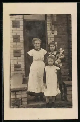 Foto-AK Ältere Frau und zwei Mädchen mit Puppe