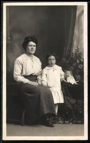 AK Junge Frau und Mädchen mit Puppe