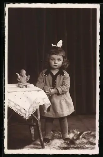 Foto-AK Kleines Mädchen im Kleid mit Puppe