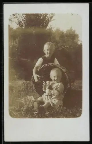 Foto-AK Zwei Kinder mit Korb und Puppe
