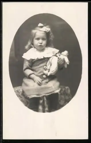 Foto-AK Mädchen im karierten Kleid mit Puppe