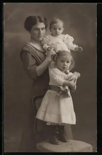 AK Junge Frau und zwei Kinder mit Puppe
