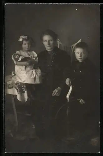 Foto-AK Frau und zwei Kinder mit Puppe