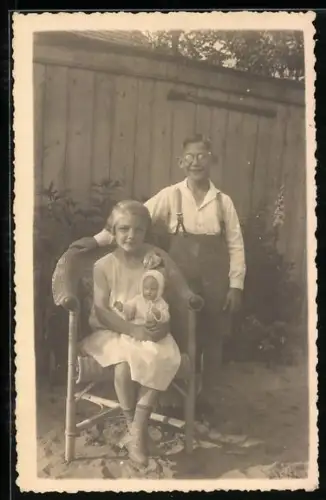 Foto-AK Kinderpaar mit Puppe im Garten