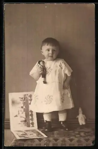 Foto-AK Kleines Kind mit Bilderbuch und Puppe