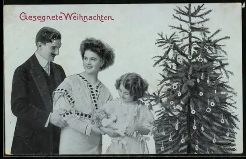 AK Junges Paar und Mädchen mit Puppe am Tannenbaum, Weihnachtsgruss