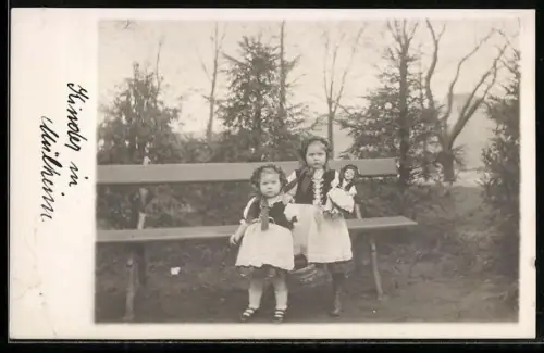 Foto-AK Zwei Mädchen mit Puppe an Bank