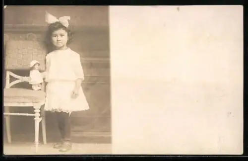 Foto-AK Kleines Mädchen mit seiner Puppe