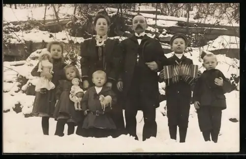 Foto-AK Ehepaar und Kinder mit Puppen im Schnee