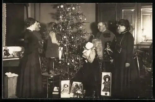 Foto-AK Familie mit Kindern und Puppen am Weihnachtsbaum
