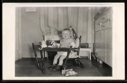 Foto-AK Kleines Kind im Laufstall mit Puppen, 1936