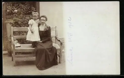 AK Junge Frau und Mädchen mit Puppe an Bank, 1902