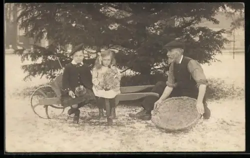 AK Mann und Kinderpaar mit Puppe im Schnee