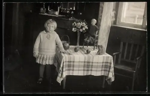 Foto-AK Kind mit Puppe, Stofftier und Bällen am Tisch