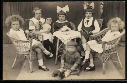 Foto-AK Gruppe von Kindern mit Puppe am Tisch