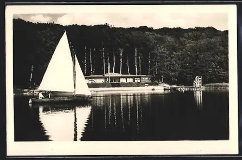 AK Malente-Gremsmühlen, Dieksee mit Badeanstalt und Segelboot