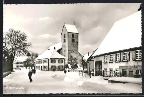 AK Stetten a. k. M., Strassenpartie mit Kirche im Winter