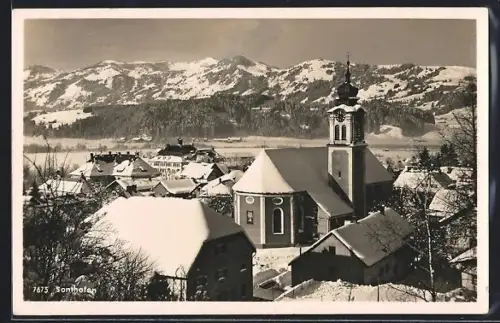 AK Sonthofen im bayr. Allg, Ortspartie mit Kirche im Schnee