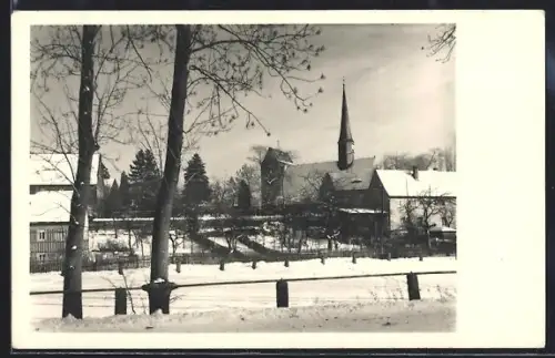 AK Langebrück, Dorfteich mit Kirche im Winter