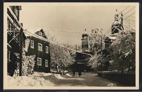 AK Meuselbach, Strassenansicht mit Kirche im Winter