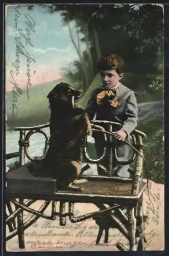 AK Knabe mit Hund vor Parkkulisse