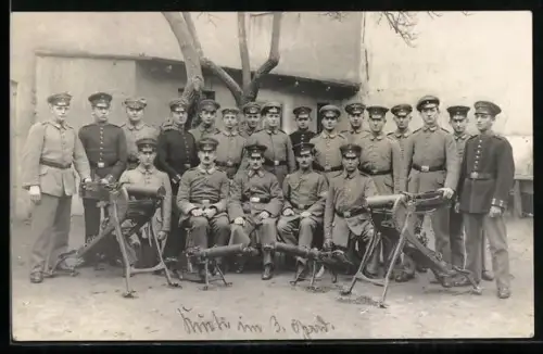 Foto-AK Soldaten der Infanterie in Uniformen mit MG`s