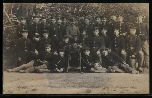 Foto-AK Soldaten der Infanterie in Uniformen mit MG