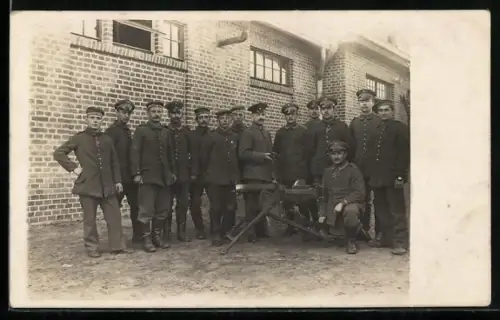 Foto-AK Soldaten in Uniformen mit MG 08