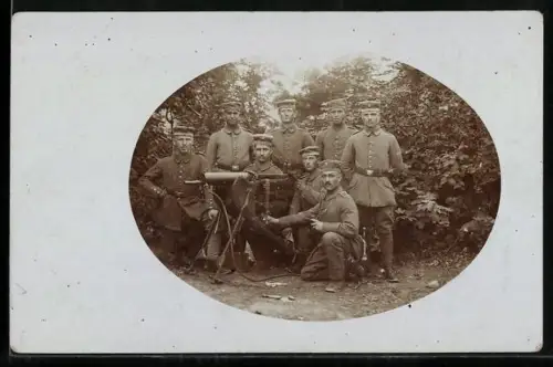 Foto-AK Gruppe Soldaten in Uniformen mit MG 08 1917