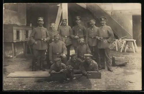 Foto-AK Soldaten der Infanterie in Uniformen mit MG 08
