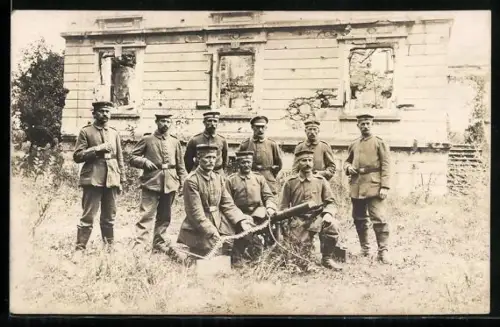 Foto-AK Soldaten der Infanterie mit MG vor einem zerstörten Haus