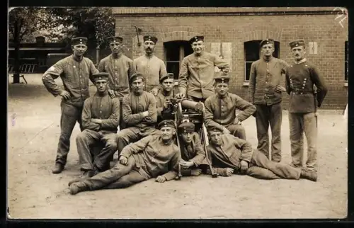 Foto-AK Gruppe Soldaten der Infanterie posiert mit MG 08