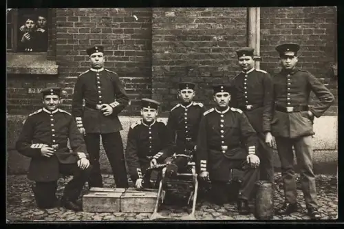 Foto-AK Soldaten mit MG 08 vor einem Haus