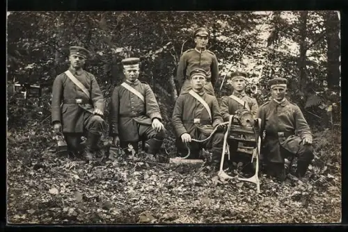 Foto-AK Soldaten der Infanterie in Uniformen mit MG 08