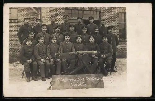 Foto-AK Soldaten der Infanterie beim Waffenmeister Lehrkursus mit MG 08