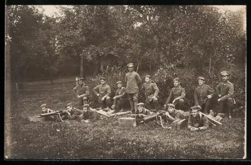 Foto-AK Gruppe Soldaten mit MG 08