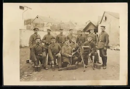 Foto-AK Soldaten der Infanterie posieren mit MG 08 zu Weihnachten 1917