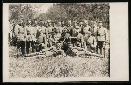 Foto-AK Soldaten der Infanterie posieren mit MH 08