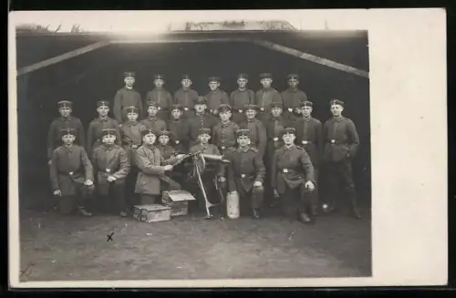 Foto-AK Soldaten der Infanterie in Uniformen mit MG 08