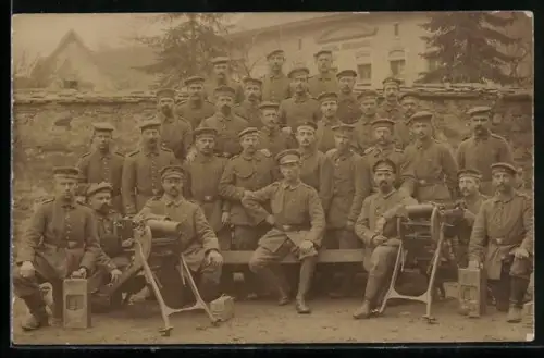 Foto-AK Soldaten der Infanterie mit MG 08 vor dem kath. Vereinshaus