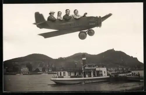 Foto-AK Gruppe in einem Flieger über dem Fluss 1939, Studiokulisse