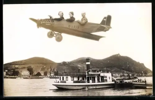 Foto-AK Drei Personen in einem Junkers D1215 Flieger, Studiokulisse