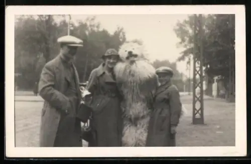 Foto-AK Hagenbeck, Familie posiert mit Maskottchen im Tierpark Hagenbeck 1936