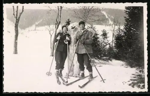 Foto-AK Skifahrer posieren mit einem Maskottchen im Schnee 1932