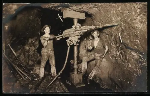 AK Bergbau-Arbeiter mit einer Maschine unter Tage