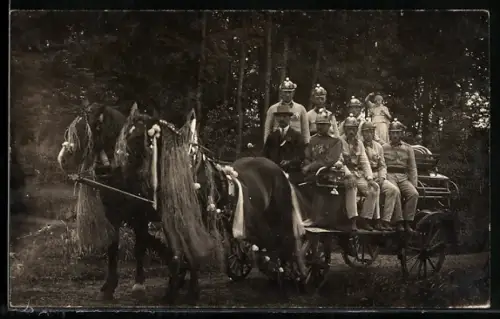 Foto-AK Männer der Feuerwehr auf einem Pferdewagen