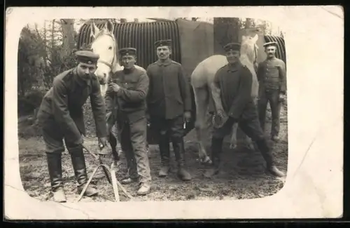 Foto-AK Hufschmiede bei der Arbeit, Soldaten in Uniformen